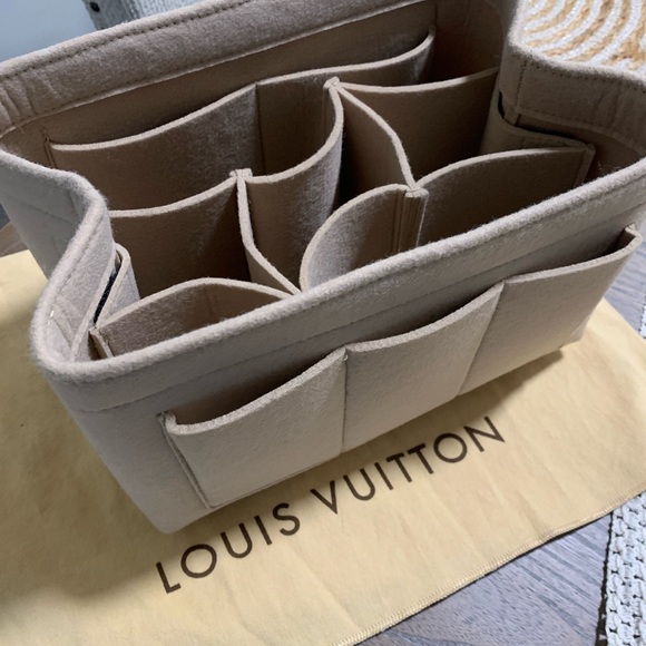 Authentic Louis Vuitton Classic Speedy 30 - Picture 3 of 7